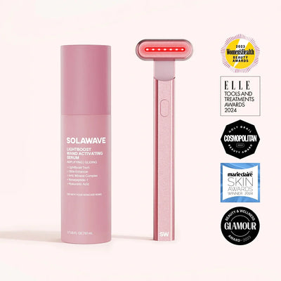 Das Solawave Rose Gold 4-in-1 Red Light Therapy Wand & Activating Serum Kit fördert die Radiant Renewal mit verjüngender Rotlichttherapie. Auf der rechten Seite befinden sich die Auszeichnungen von Womens Health, Elle, Cosmopolitan, Marie Claire und Glamour.