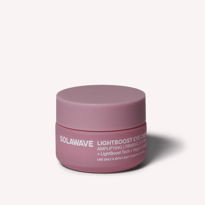 Der rosafarbene Solawave LightBoost Eye Cream-Tiegel steht in der Mitte eines neutralen Hintergrunds und hebt die LightBoost Tech und die mit veganem Kollagen angereicherte Formel hervor, deren verstärkende und straffende Eigenschaften Ihre Hautpflegeroutine bereichern.